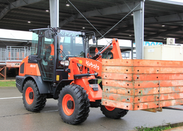 Kubota R070 with pallet forks website picture