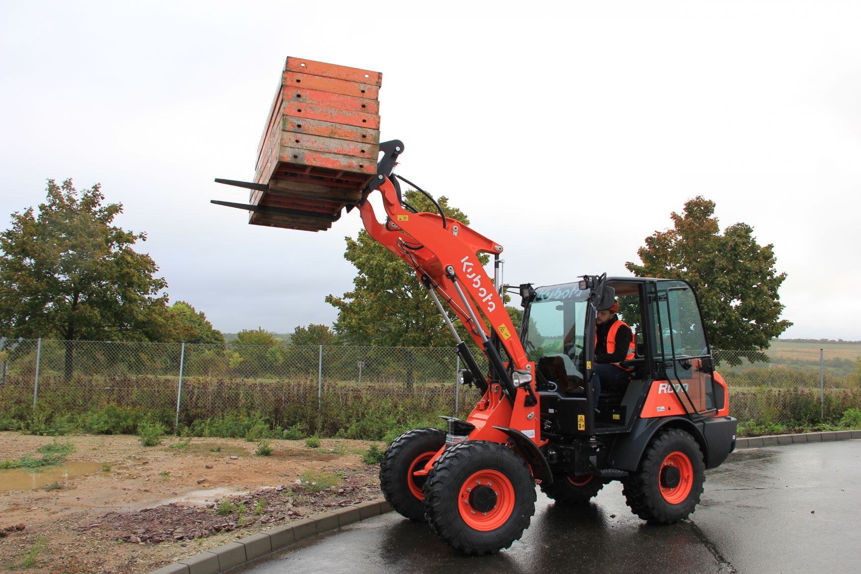 kubota-R070-wheel-loader-with-pallet-forks