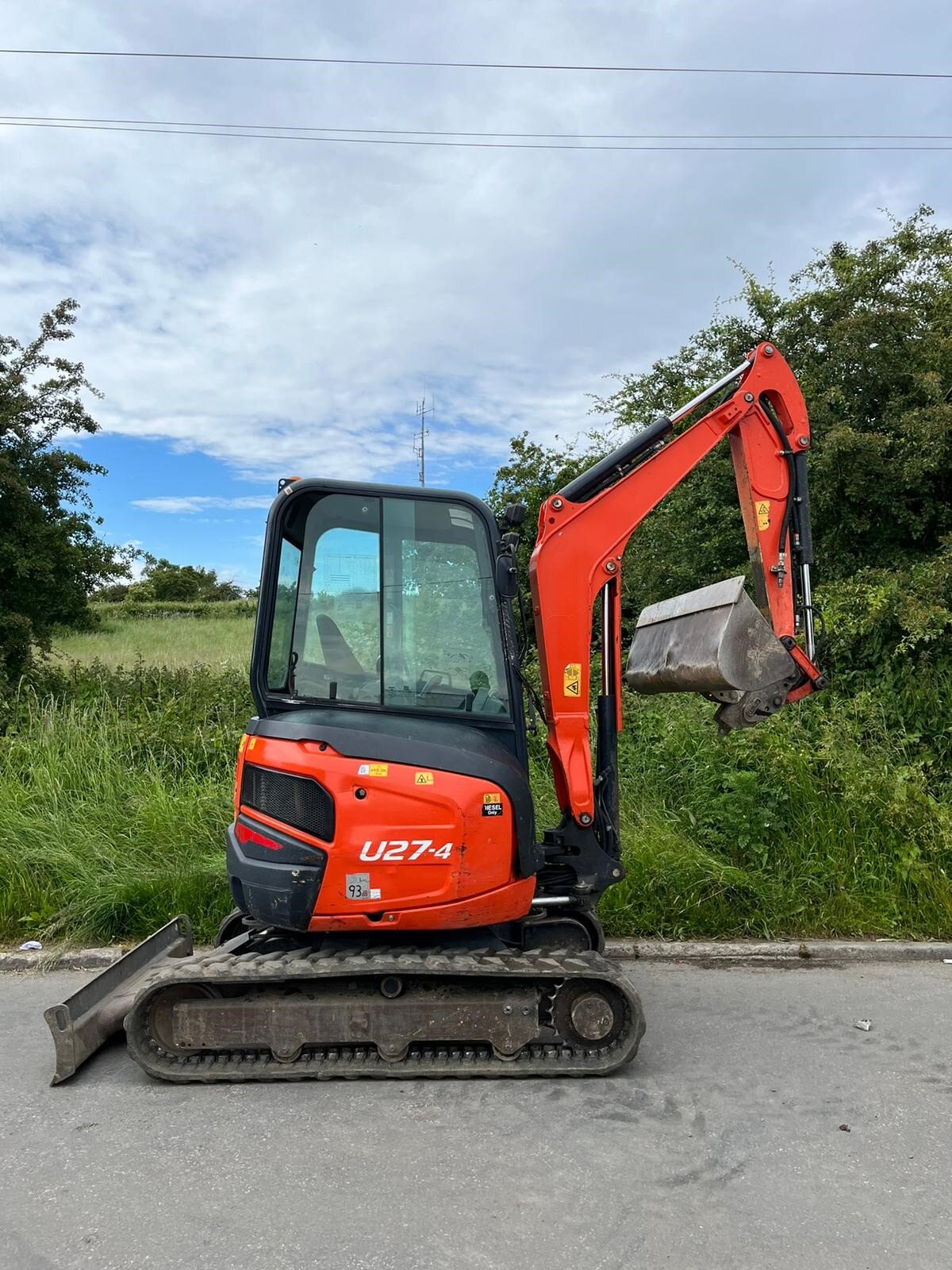 Kubota-U27-4-excavator-second-hand-for-sale-hydraulic-hitch-and-ditching-bucket-from-side