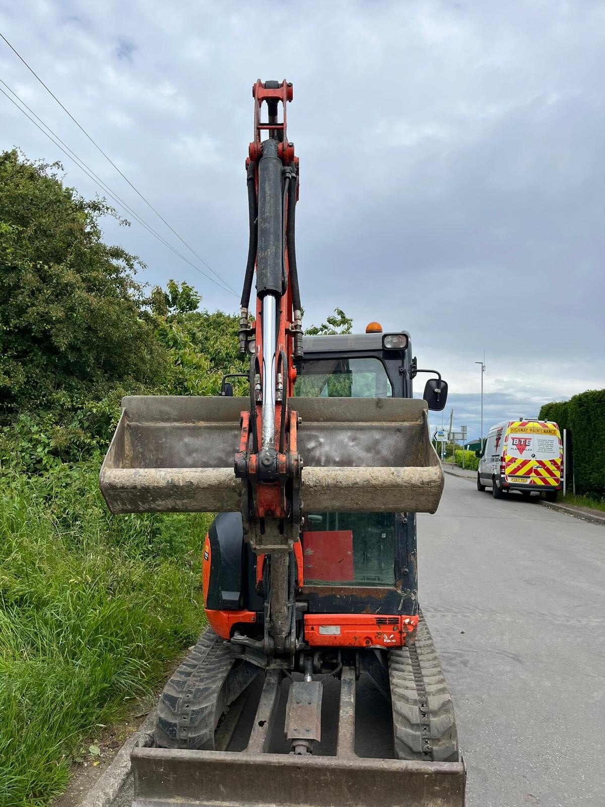 Kubota-U27-4-excavator-second-hand-for-sale-hydraulic-hitch-and-ditching-bucket-front-on