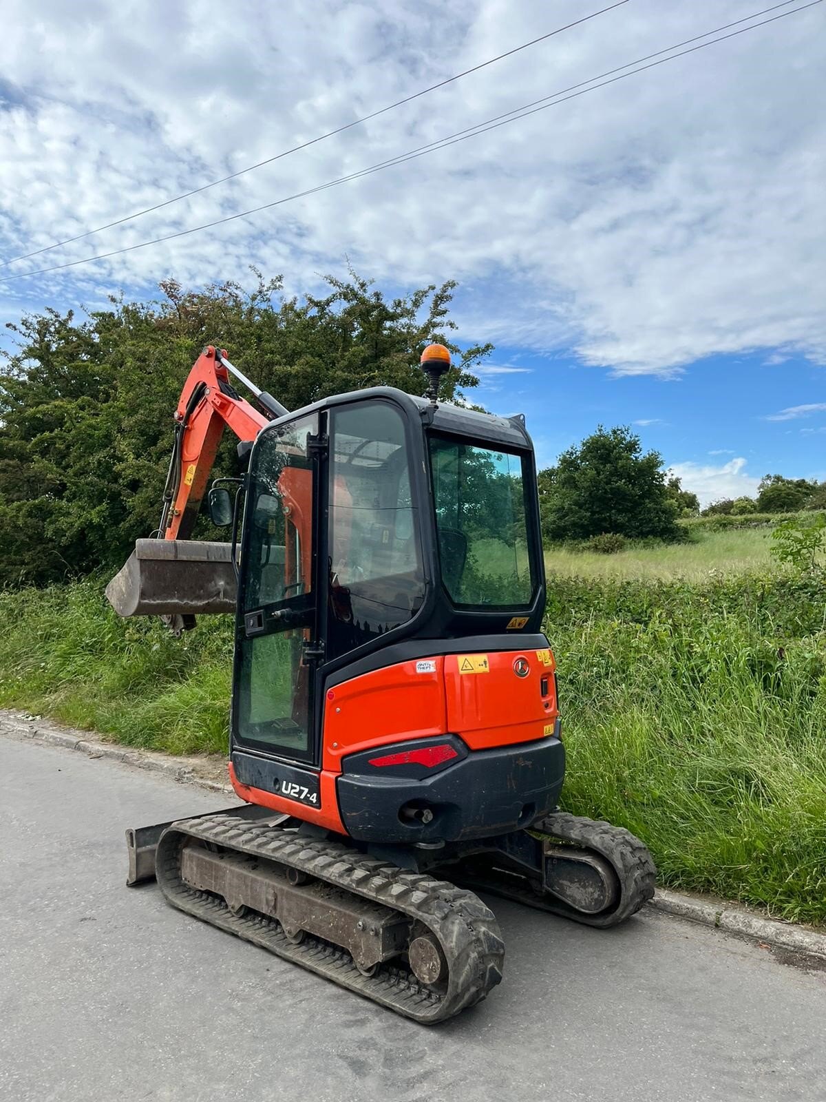 Kubota-U27-4-excavator-second-hand-for-sale-hydraulic-hitch-and-ditching-bucket-from-rear