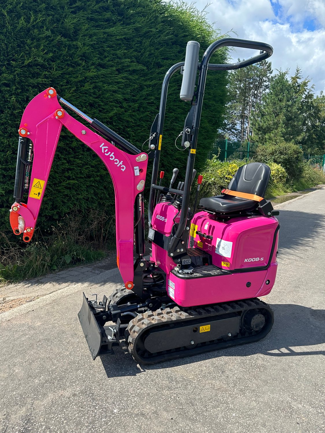 Kubota pink K008-5 micro digger